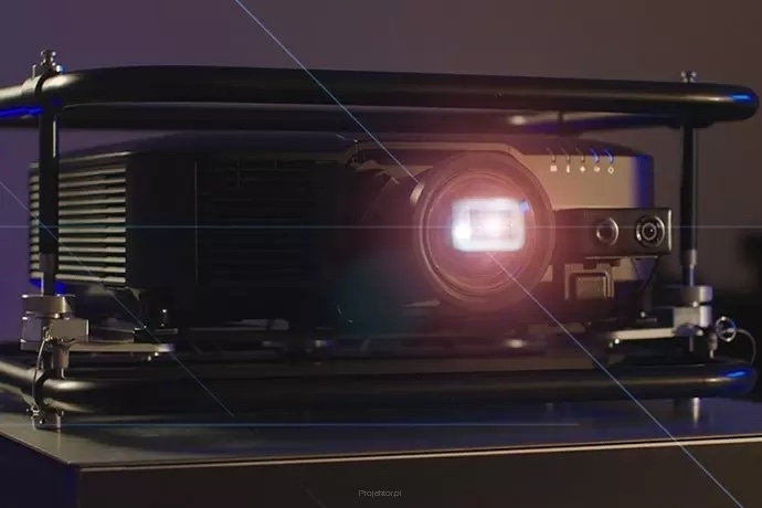 Kino plenerowe – korzyści i rola projektorów instalacyjnych